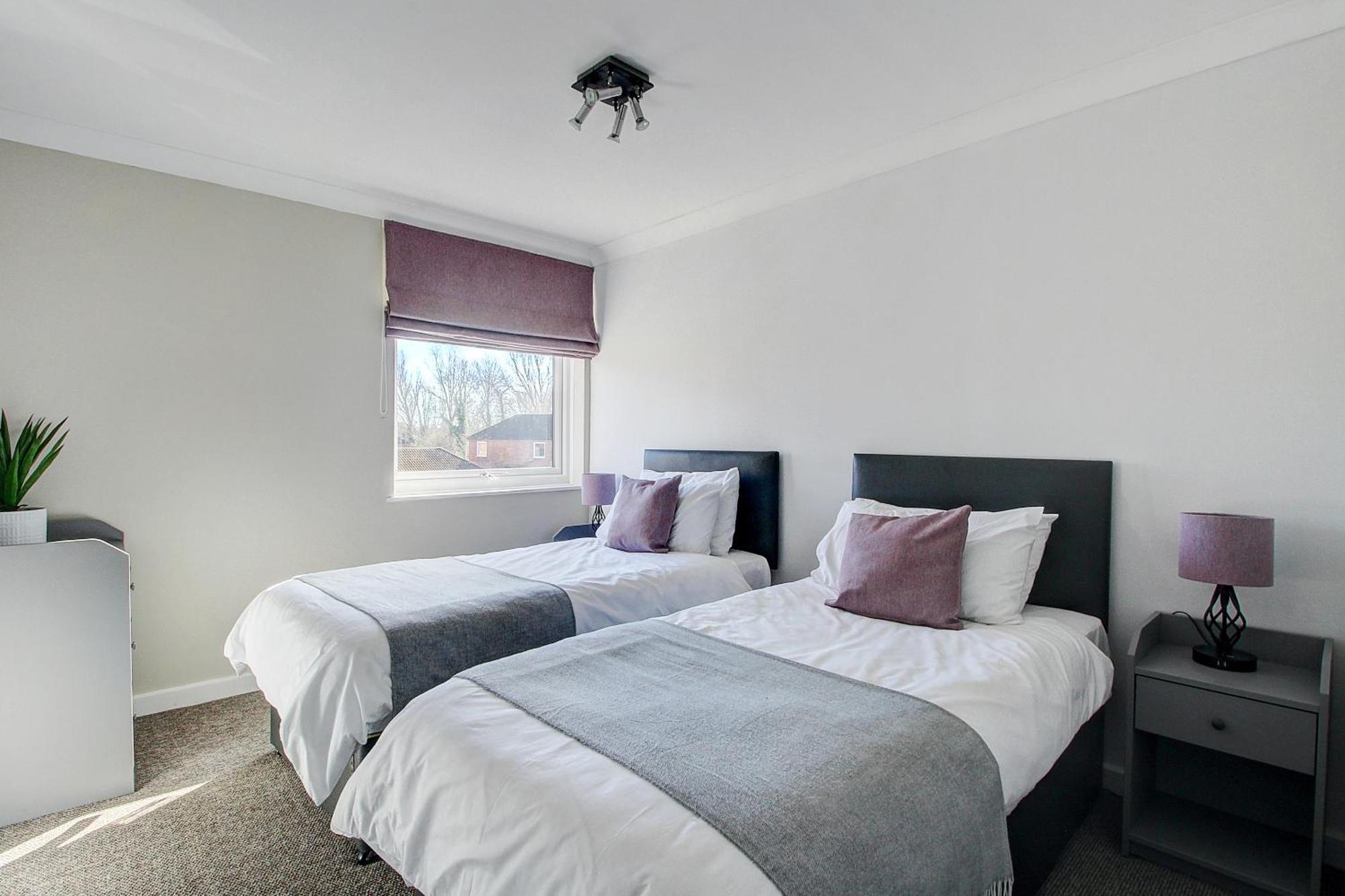 2 Minutes From Mk Central By Car- 2 Bed Apartment - 2 Free Parking Spaces- Hosted By Stayinmk ミルトン・ケインズ エクステリア 写真